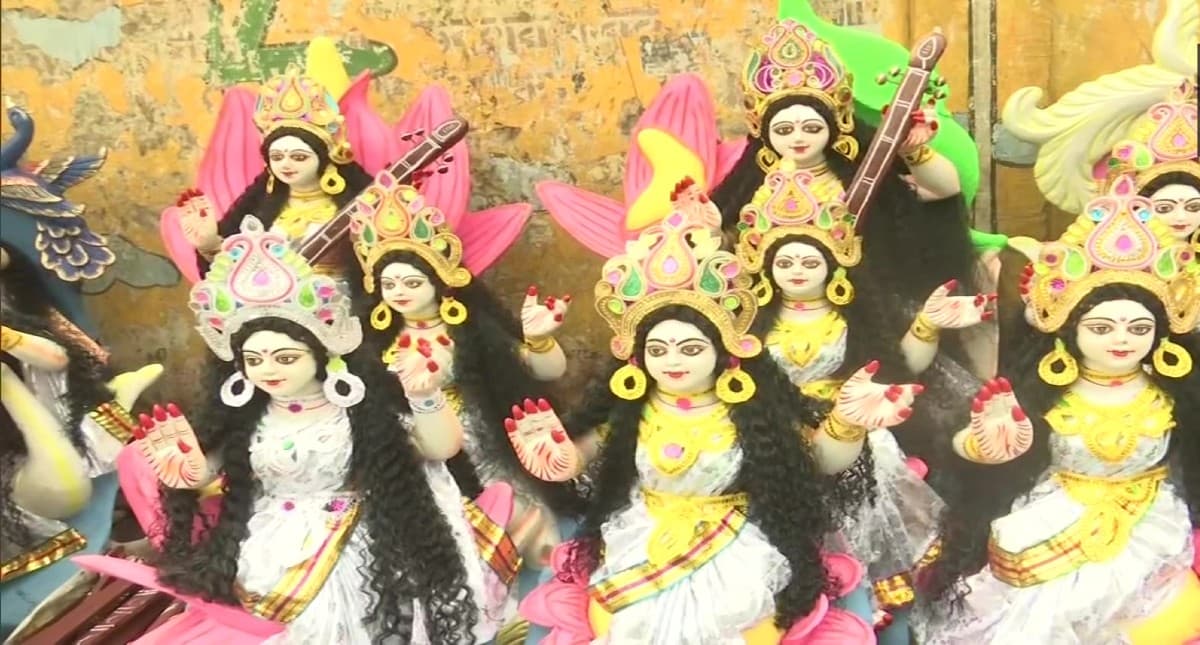 Saraswati Puja : कल मनायी जायेगी सरस्वती पूजा, मूर्तिकारों को उम्मीद बिकेंगी उनकी बनायी प्रतिमाएं