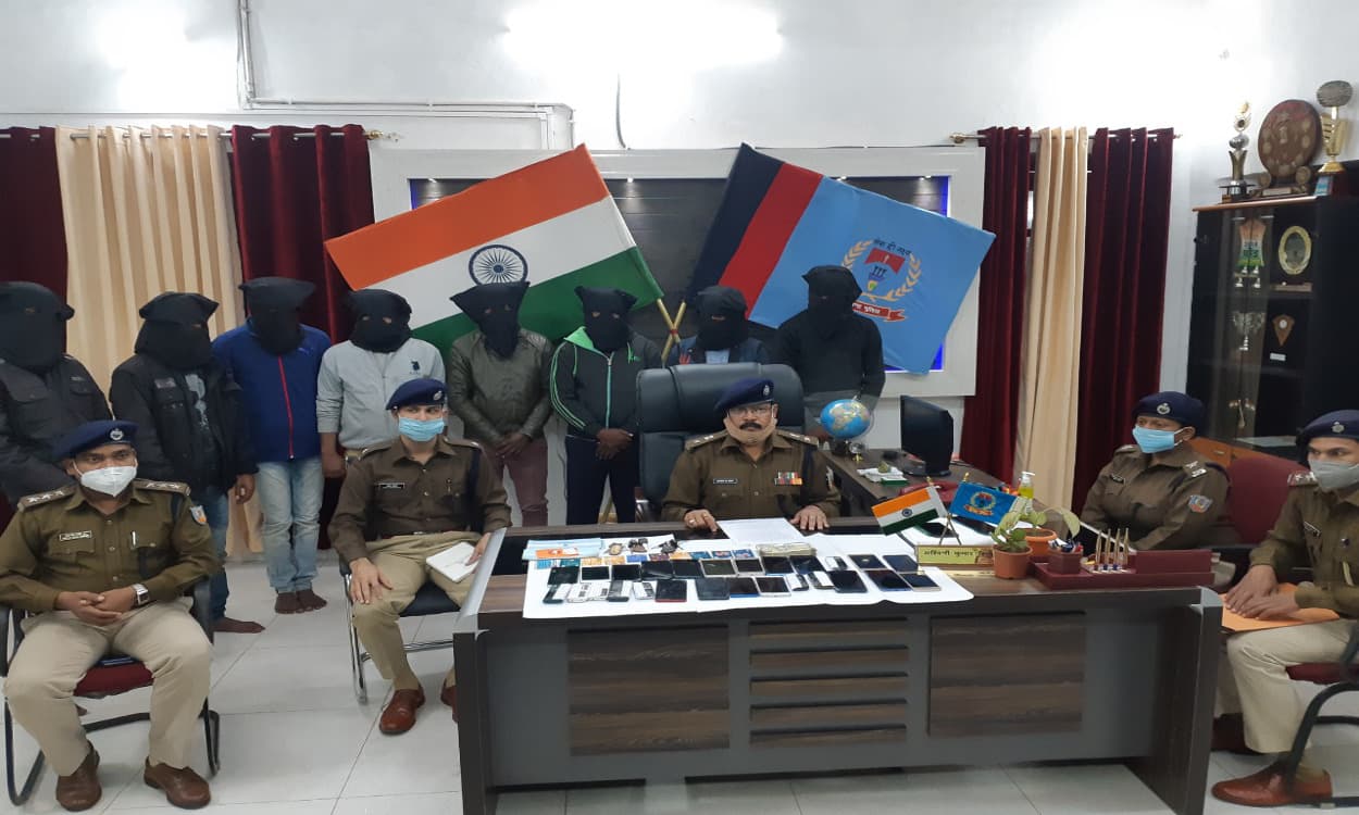 सारठ में ठगी की योजना बनाते 2 युवक समेत 8 साइबर क्रिमिनल गिरफ्तार, 55 हजार से अधिक की हुई बरामदगी