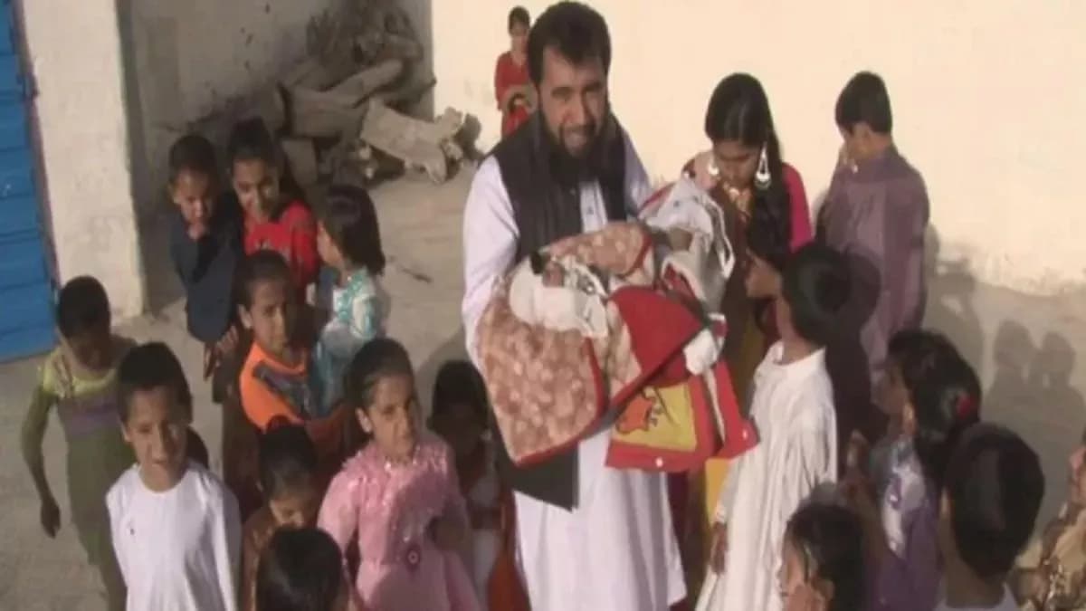 पाकिस्तान के इस शख्स ने किया 60वें बच्चे के जन्म का दावा, कहा- ‘बेगम और बच्चे चाहती हैं’ पाकिस्तान के इस शख्स ने किया 60वें बच्चे के जन्म का दावा, कहा- ‘बेगम और बच्चे चाहती हैं’