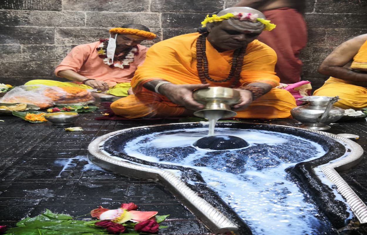 Sawan 2020 : बांग्ला सावन शुरू, सरदार पंडा ने की बाबा बैद्यनाथ की पूजा