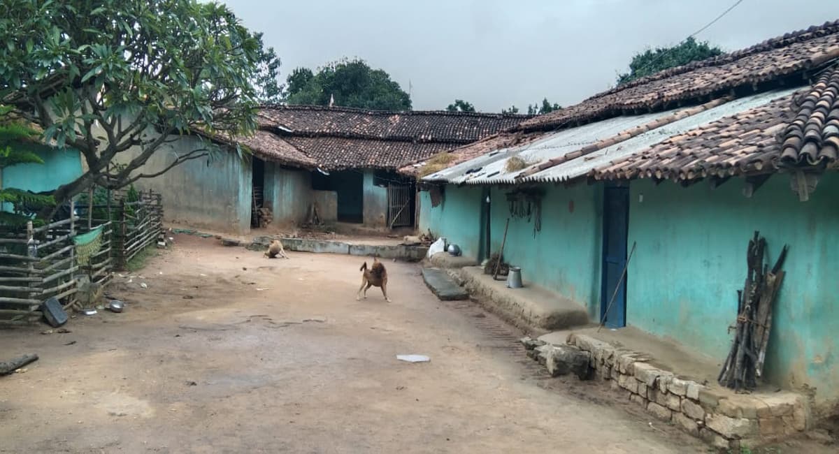 Jharkhand News: खूंटी के सरदुला में अब तक नहीं पहुंची बिजली, ढिबरी के सहारे रात गुजारते यहां के आदिवासी परिवार