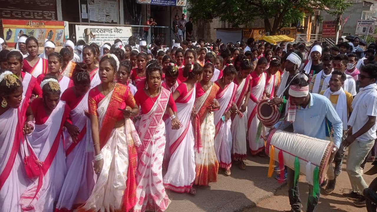 सरहुल की शोभायात्रा में शरीक हुए मंत्री डॉ रामेश्वर उरांव, बोले- प्रकृति के बगैर मानव का नहीं है अस्तित्व सरहुल की शोभायात्रा में शरीक हुए मंत्री डॉ रामेश्वर उरांव, बोले- प्रकृति के बगैर मानव का नहीं है अस्तित्व