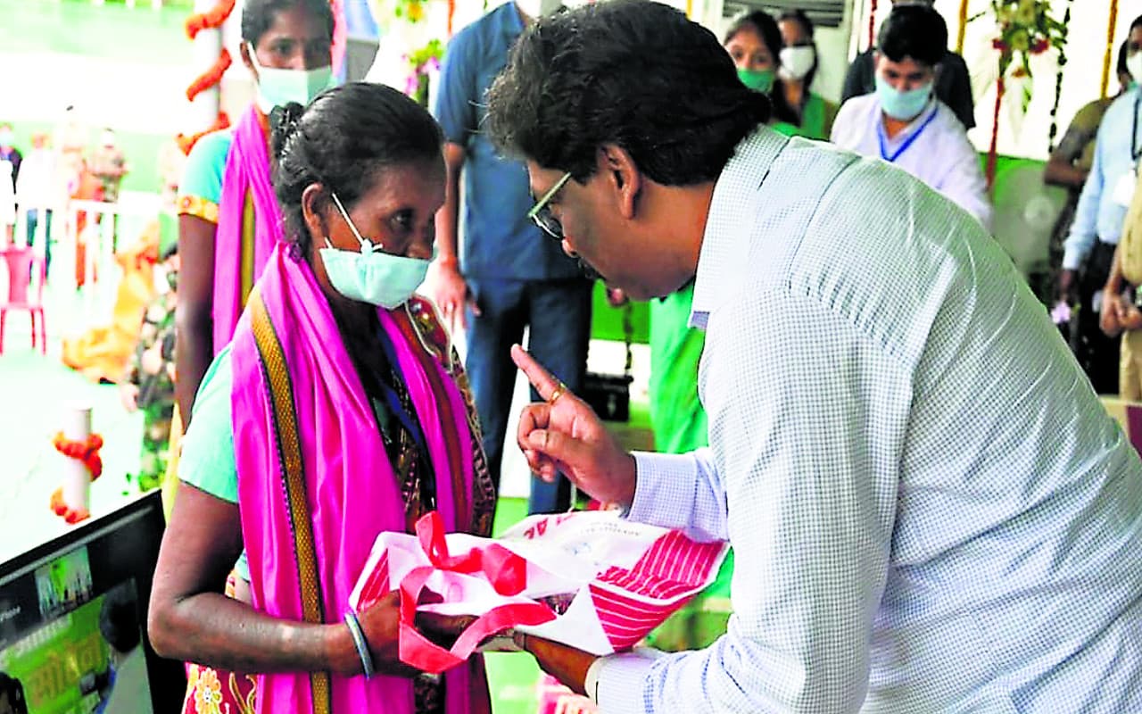 Explainer: झारखंड के 64 लाख से अधिक लाभुकों को जल्द मिलेंगे साड़ी और धोती-लुंगी, जानें जिलावार स्थिति