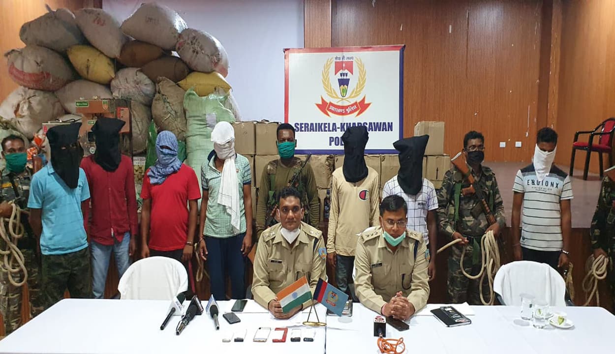 खरसावां के पदमपुर गांव से 57 बोरा डोडा और अवैध विदेशी शराब बरामद, 7 लोगों की हुई गिरफ्तारी