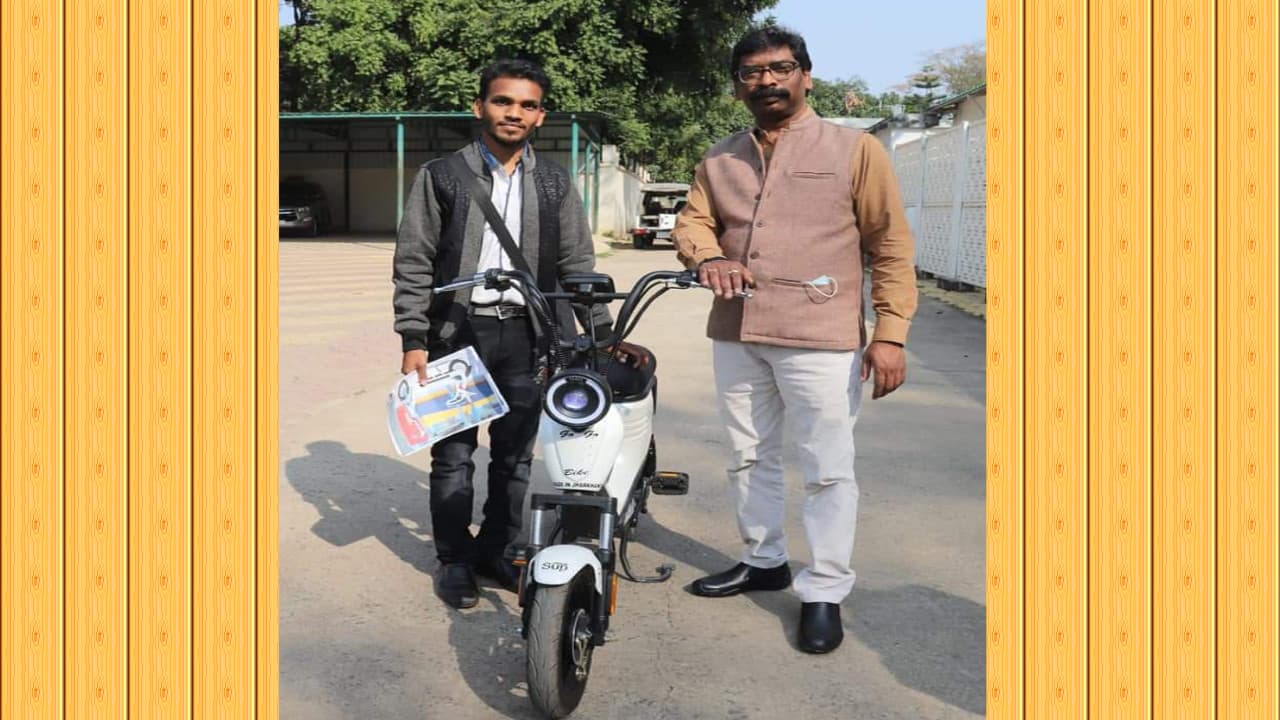 इको फ्रेंडली बाइक के साथ झारखंड सीएम हेमंत से मिले सरायकेला के कामदेव, जानें इसके फीचर्स
