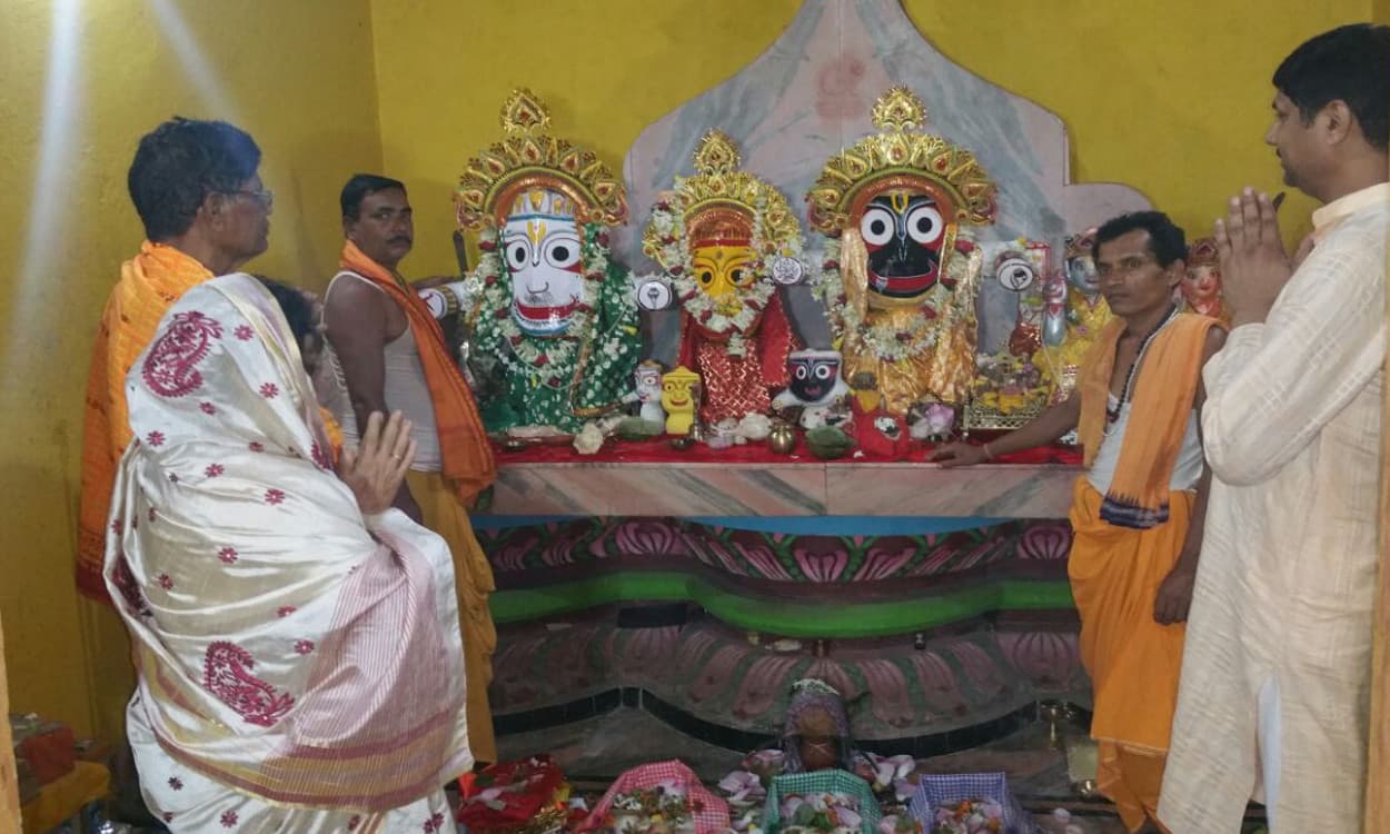 Kartik Purnima 2020 : सरायकेला में सैकड़ों लोगों ने लगायी आस्था की डुबकी, मंदिरों में पहुंचे श्रद्धालु