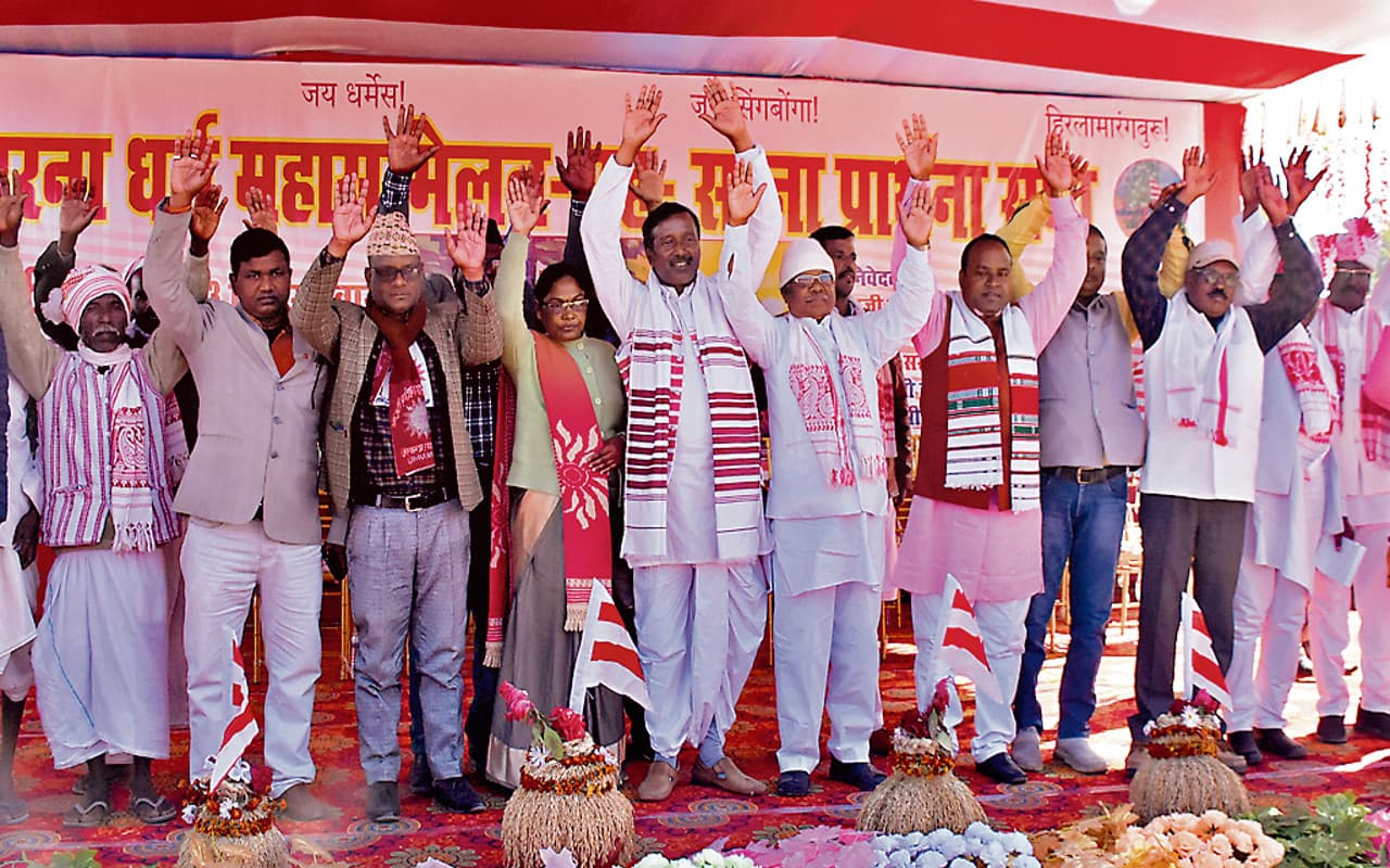 Jharkhand News: आदिवासियों का है पारसनाथ, पूर्व की स्थिति रहे बहाल, सरना प्रार्थना सभा में उठी मांग