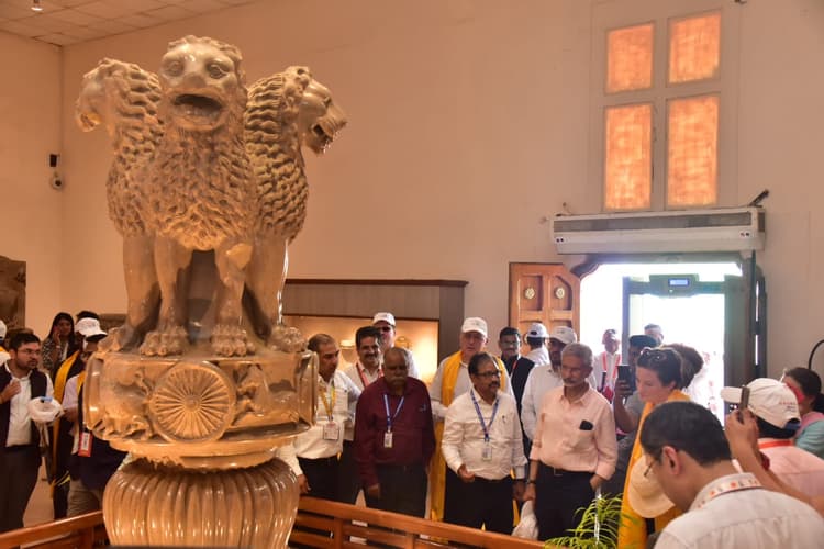 G20: विदेशी मेहमान पहुंचे सारनाथ, धमेक स्तूप की परिक्रमा की, अशोक स्तंभ भी देखा