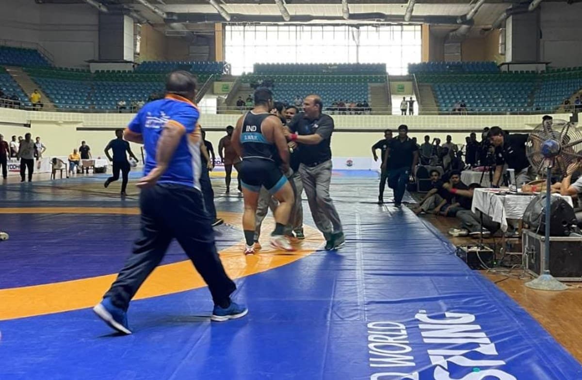CWG ट्रायल में हारने के बाद इंटरनेशनल रेसलर सतेंदर सिंह ने रेफरी को जड़ा थप्पड़, लगा आजीवन प्रतिबंध