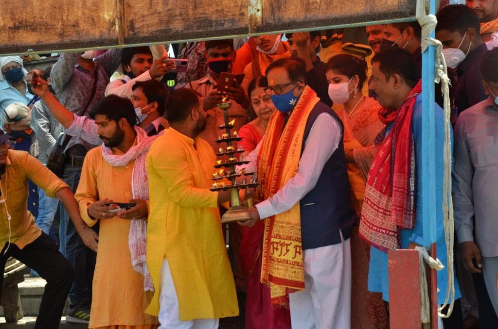 चुनाव से ठीक पहले बसपा ने खेला मंदिर कार्ड, 
सतीश चंद्र ने अयोध्या में की पूजा, राम मंदिर पर दिया ये बयान