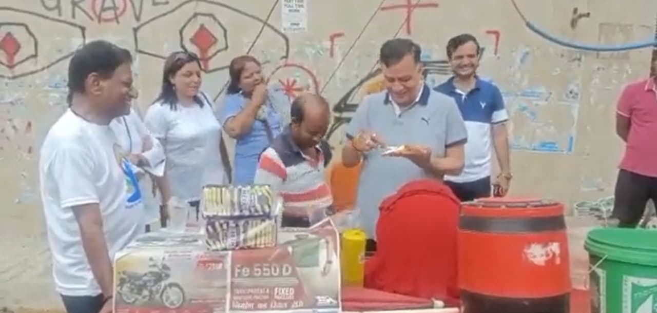 Kanpur News: यूपी विधानसभा अध्यक्ष सतीश महाना ने सड़क किनारे ब्रेड बटर खाया, वायरल हो गया Video