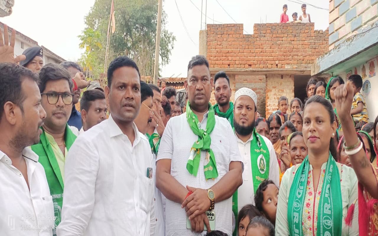 डुमरी उपचुनाव : मंत्री बन्ना गुप्ता व सत्यानंद भोक्ता ने बेबी देवी के पक्ष में मांगे वोट, विपक्ष पर निशाना