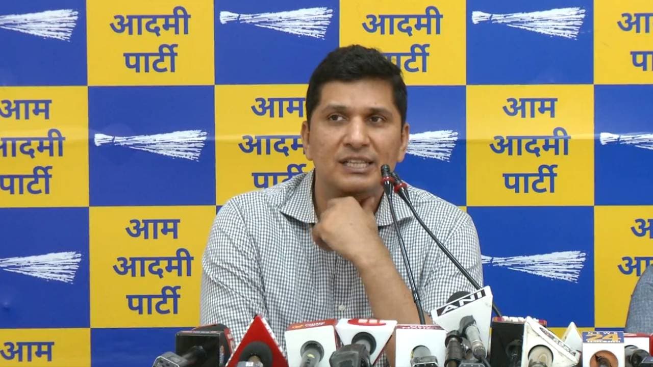 दिल्ली में 'साजिश का बाढ़', AAP ने की मुख्य सचिव समेत कई अधिकारियों पर कार्रवाई की मांग, लगाया गंभीर आरोप