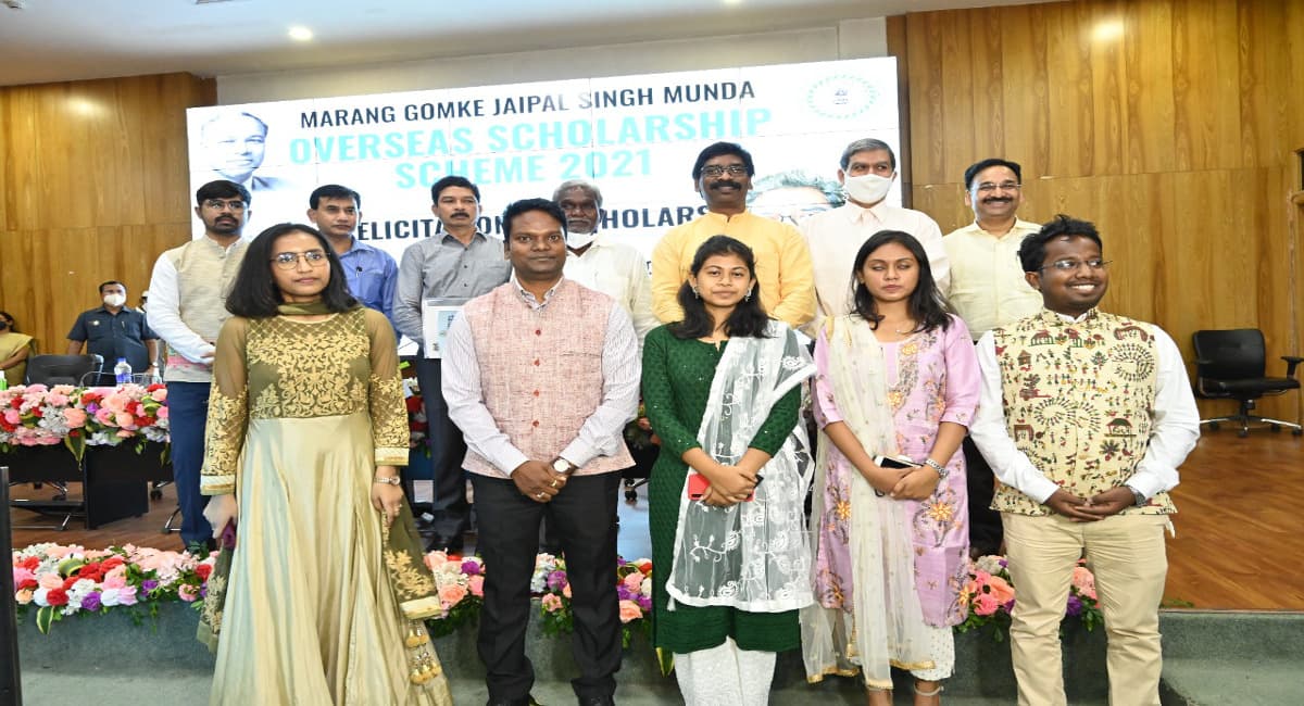 झारखंड के 6 आदिवासी छात्र इंग्लैंड और आयरलैंड जायेंगे पढ़ने, CM हेमंत बोले- अन्य वर्गों को भी मिलेगा अवसर