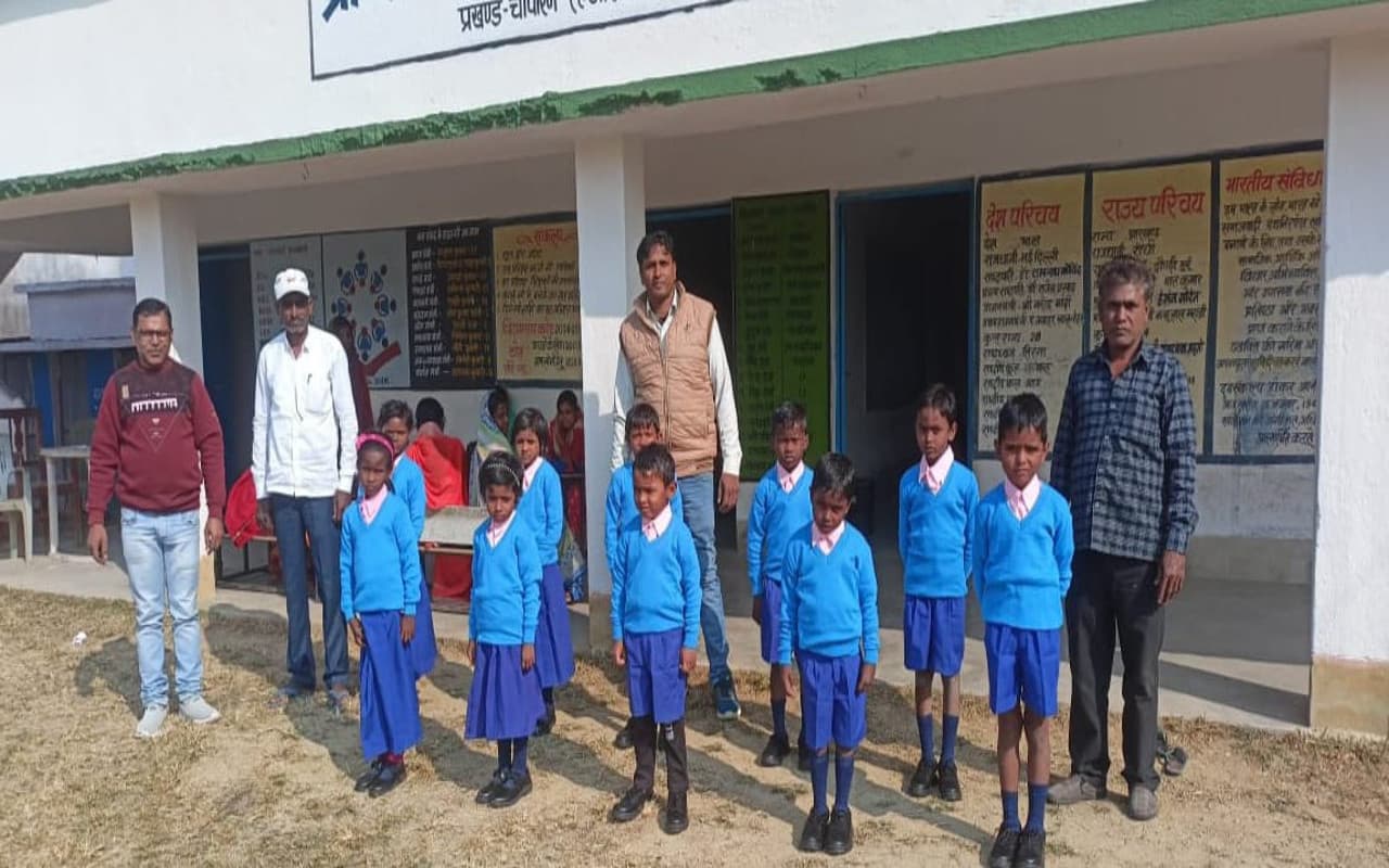 Jharkhand News: नये लुक में दिख रहे सरकारी स्कूल के बच्चे, स्कूल का भी कलर होगा चेंज