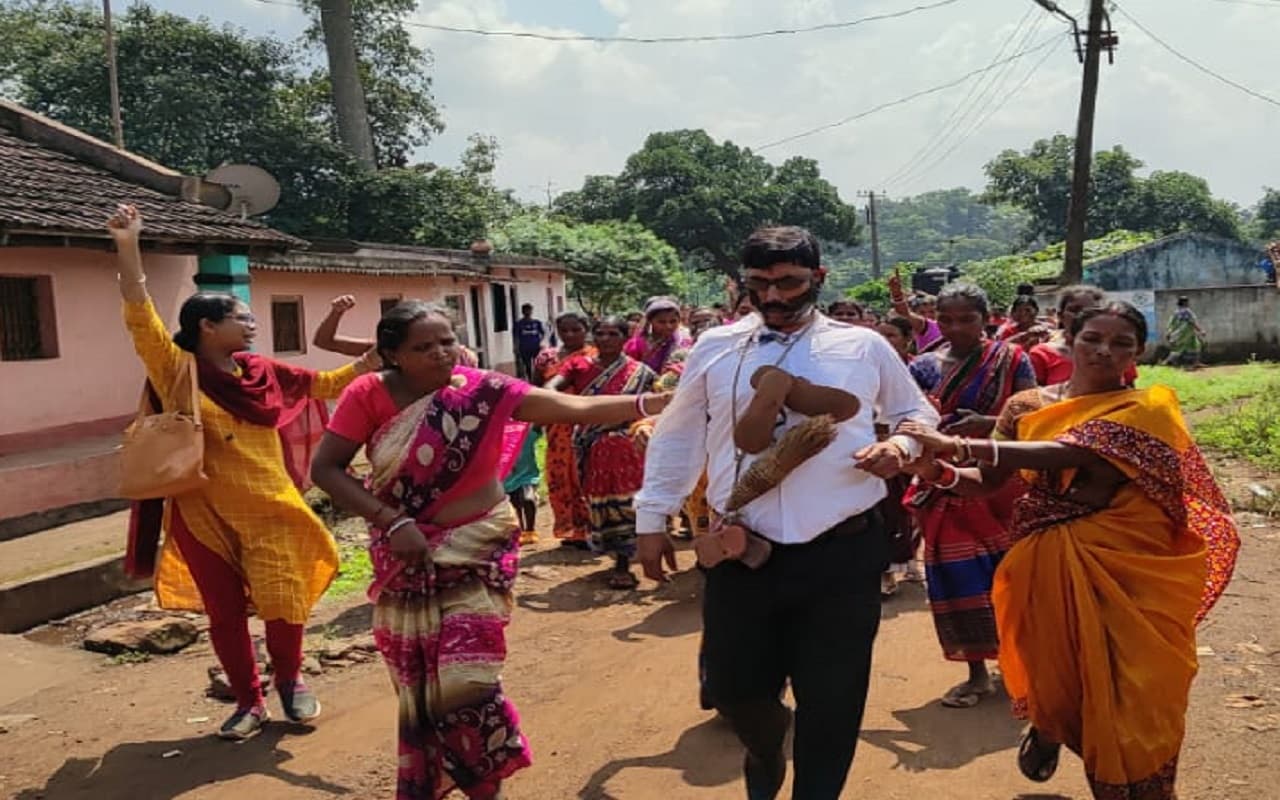 Jharkhand News: झारखंड के सरकारी स्कूल के शिक्षक को कालिख पोत पहनायी जूते की माला, ये है गंभीर आरोप