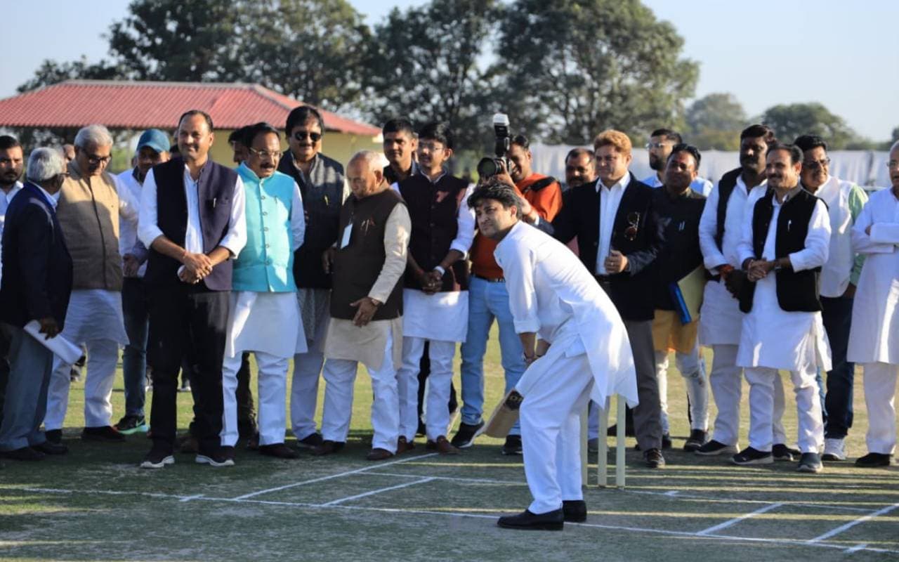 क्रिकेट मैच के दौरान मंत्री ज्योतिरादित्य सिंधिया के शॉट से भाजपा कार्यकर्ता घायल, माथे पर लगे कई टांके