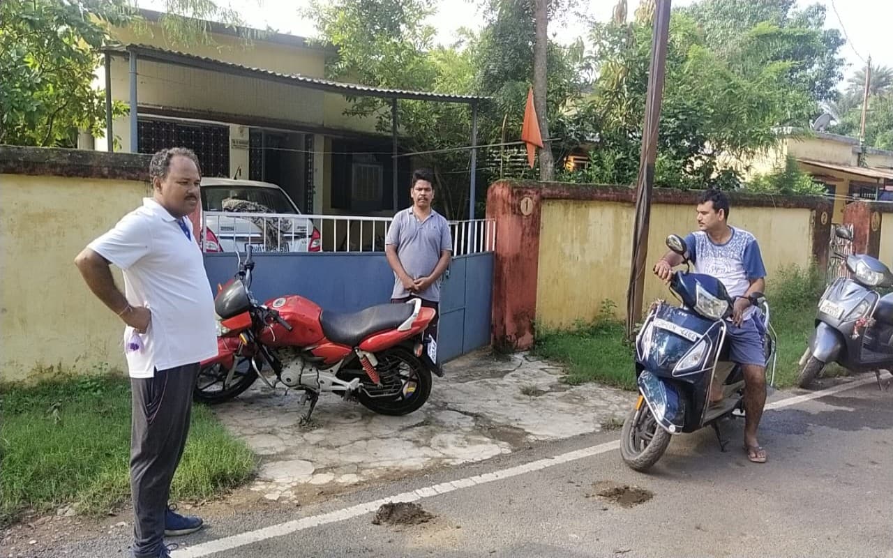 Jharkhand : चक्रधरपुर के ईस्ट कॉलोनी के दो क्वार्टरों से दो स्कूटी चोरी, शिकायत दर्ज