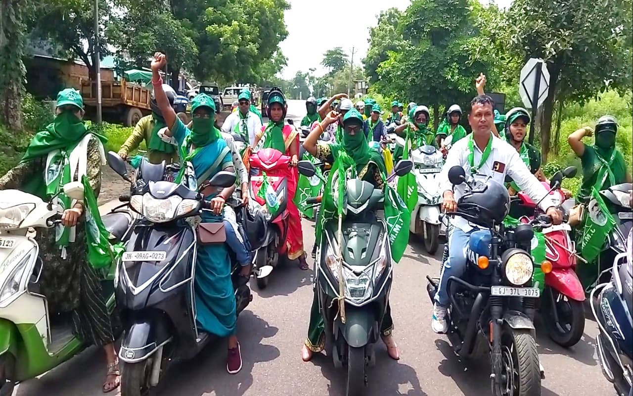 डुमरी उपचुनाव : स्कूटी रैली से लेकर जनसंपर्क अभियान में जुटे समर्थक, अपने-अपने प्रत्याशी के लिए मांग रहे वोट