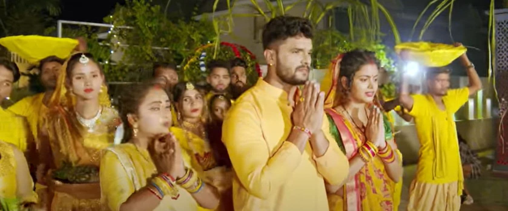 Bhojpuri: खेसारी लाल यादव ने दीनानाथ से हाथ जोड़कर मांगी मन्नत, कहा-'बलकवा तू दे दा छठी माई', देखें Video