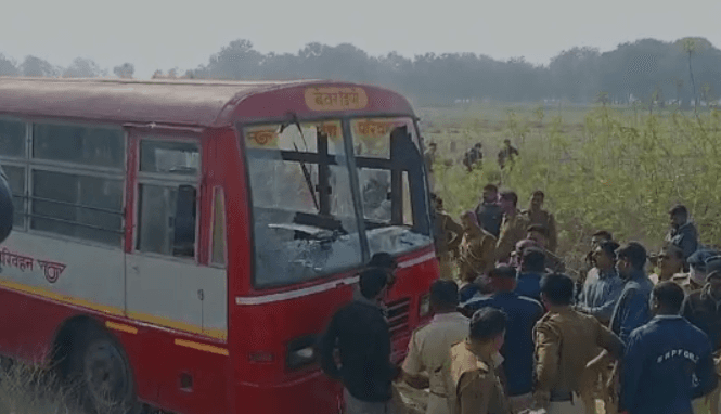 प्रयागराज में पुलिस टीम की बस पर पथराव, मतदान कराने भदोही जा रही थी टीम