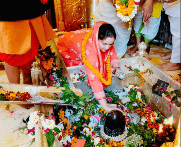 अपर्णा यादव ने काशी विश्वनाथ के किए दर्शन, कहा, मोदी है तो मुमकिन है, योगी है तो यकीन है...