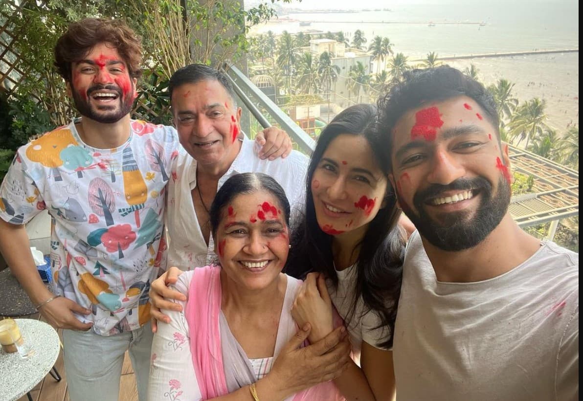 कैटरीना कैफ ने कुछ इस अंदाज में ससुराल वालों के साथ मनाई होली, सासू मां के साथ दिखी जबरदस्त कमेस्ट्री