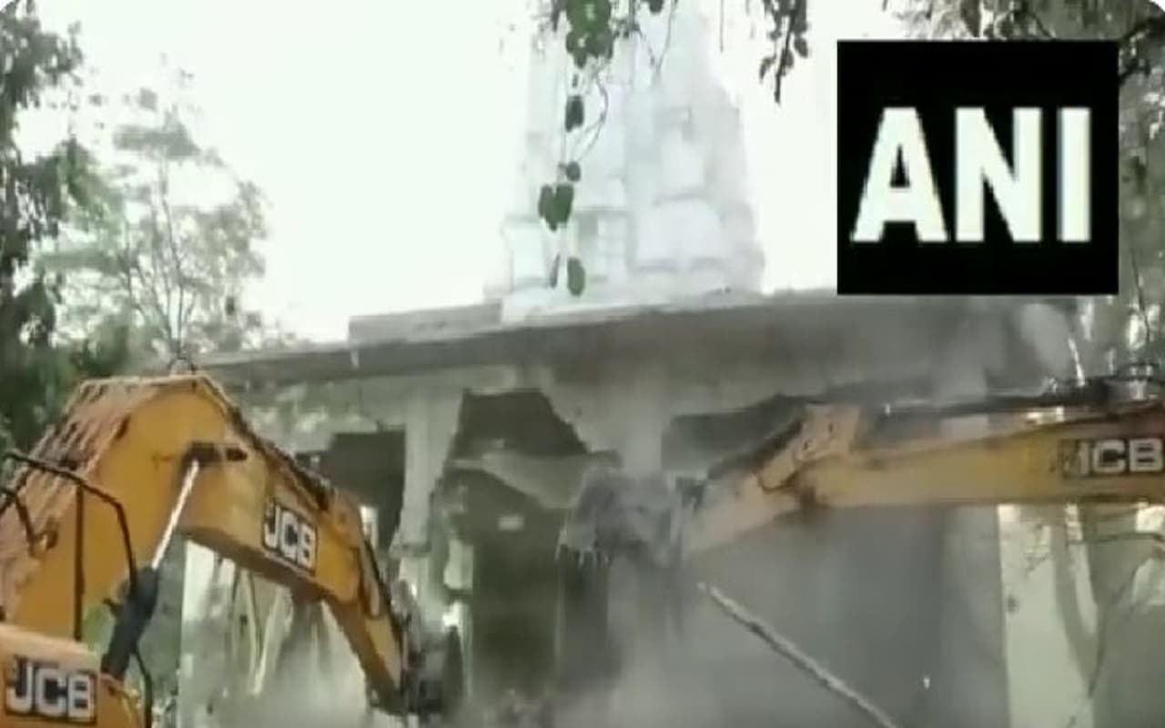 मध्य प्रदेश: 36 मौतों के बाद, इंदौर स्थित बेलेश्वर महादेव मंदिर के अवैध ढांचे पर चला बुलडोजर