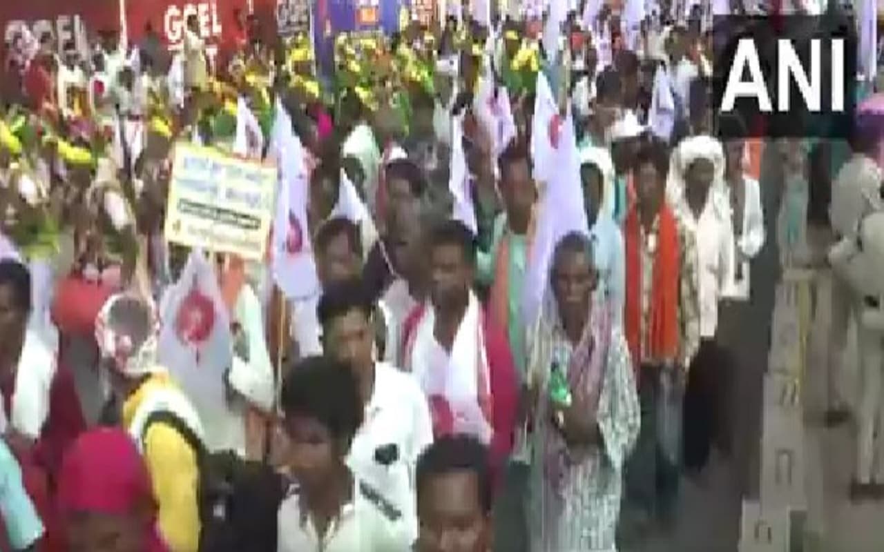 Chhattisgarh: सड़कों पर उतरा आदिवासी समुदाय, धर्म परिवर्तन करने वालों को आरक्षण का लाभ नहीं देने की मांग
