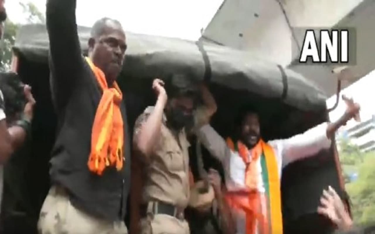 हैदराबाद: कांग्रेस दफ्तर के बाहर BJP कार्यकर्ताओं ने पढ़ा हनुमान चालीसा, पुलिस ने हिरासत में लिया