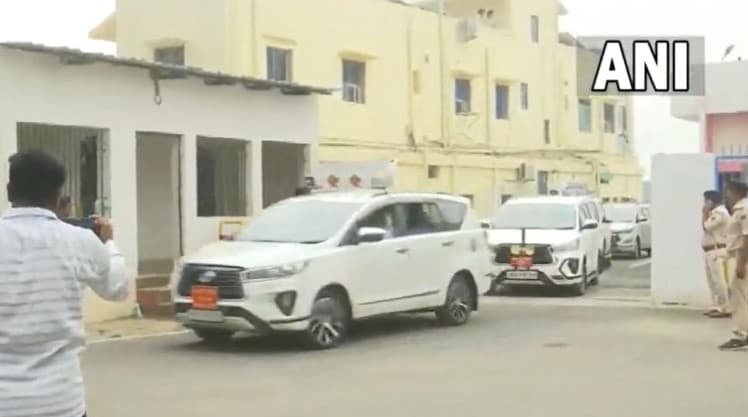 विपक्षी दलों की बैठक में शामिल होने पटना पहुंचे उमर अब्दुल्ला, आज 11 बजे सीएम आवास में होगा महामंथन