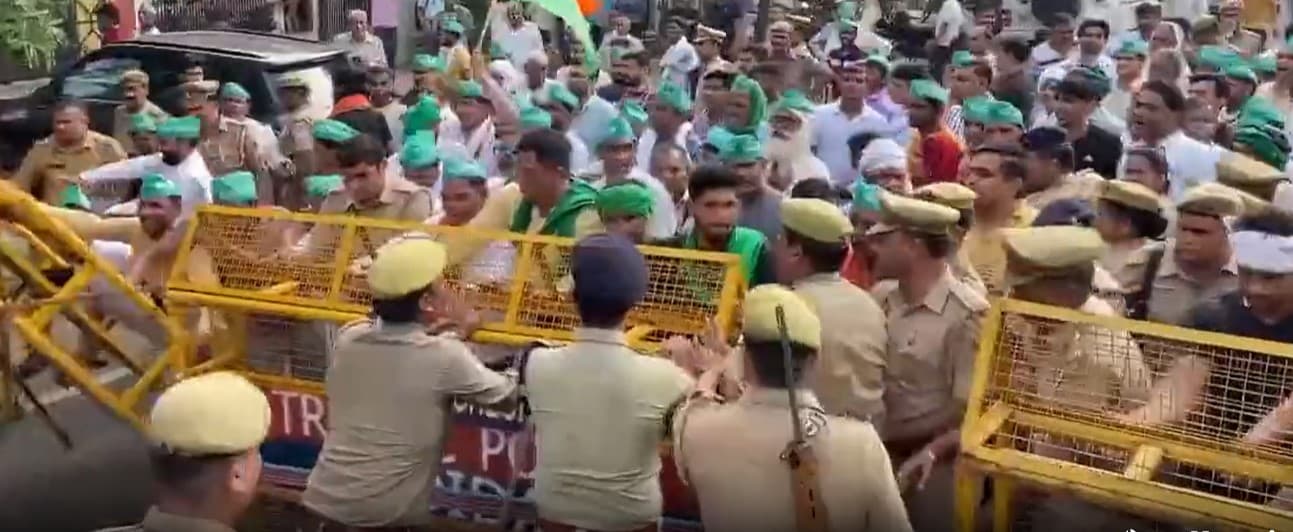 UP News : आंदोलनरत किसानों ने विधायक पंकज सिंह का कार्यालय घेरा, पुलिस से हुई झड़प, फोर्स तैनात