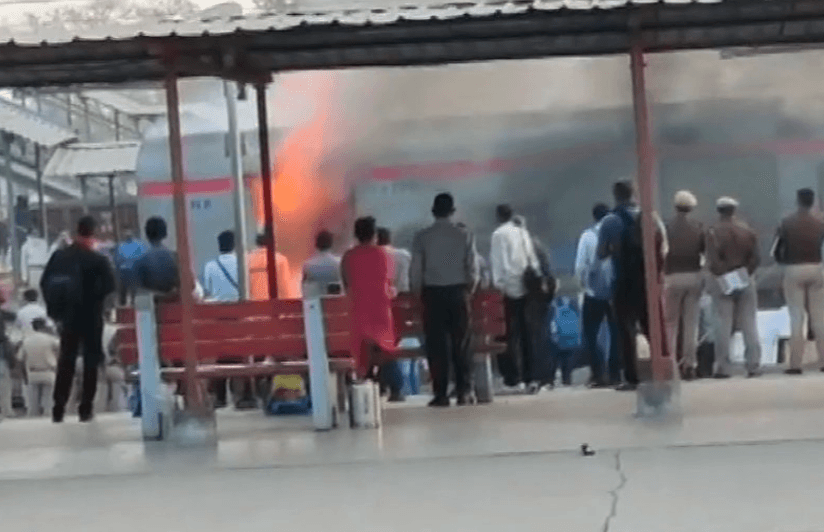 Burning train : गाज़ियाबाद रेलवे स्टेशन पर शताब्दी एक्सप्रेस के पार्सल बोगी में लगी आग, यात्रा के दौरान बाल-बाल बचे सवारी, कोई घायल नहीं