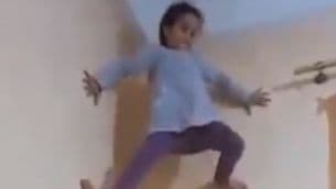 Spiderman daughter: स्पाइडर मैन है ये बच्ची! पलक झपकते ही चढ़ जाती है दीवार, सोशल मीडिया पर धूम मचा रहा VIDEO