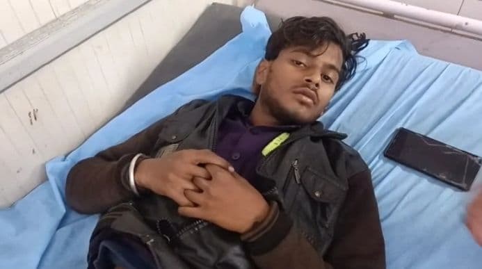 Agra News: युवक को दीवार पर पोस्टर चिपकाना पड़ा भारी, मकान मालिक ने चोर समझकर मारी गोली