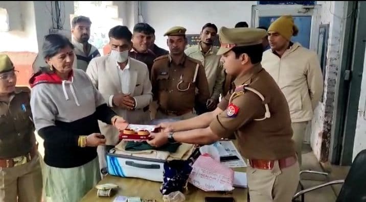 Agra News: ऑटो ड्राइवर ने दिखाई ईमानदारी, जीआरपी को दिया आभूषण से भरा बैग