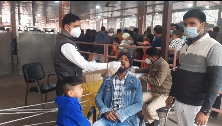 Agra News: आगरा में Omicron का खतरा है, ताजमहल आने वाले पर्यटकों को कोरोना जांच के बाद एंट्री