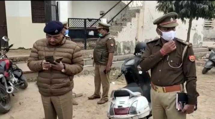 Agra News: आगरा में पति-पत्नी ने घर में की आत्महत्या, दो बेटियां मिली बेहोश, एक की मौत