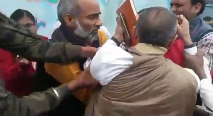 Mainpuri News: शिक्षक ने बीएसए को बनाया बंधक, वीडियो वायरल
