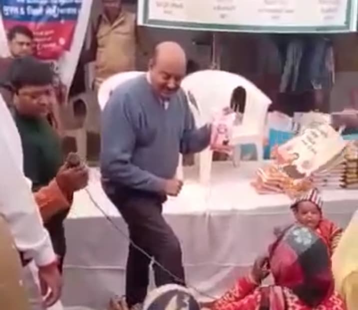 Agra News: राशन के बदले वोट मांगते दिखे पूर्व मंत्री, वीडियो वायरल