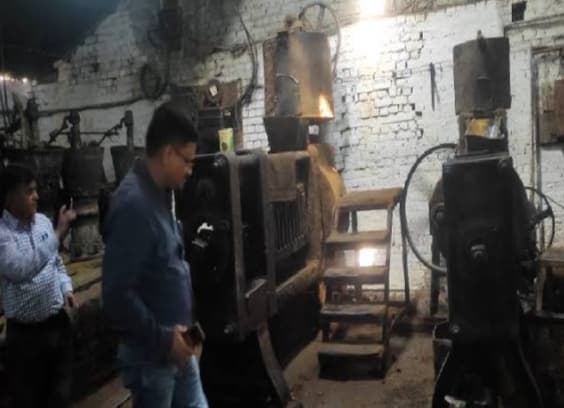 Kanpur: एफडीए टीम की कानपुर में ताबड़तोड़ कार्रवाई, दिवाली पर लाखों का मिलावटी टोमेटो-चिली सॉस किया जब्त