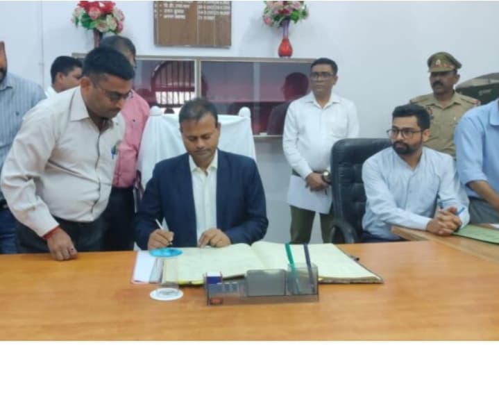 बरेली के नए डीएम रविंद्र कुमार ने संभाला चार्ज, शासन की मंशानुसार काम का किया दावा, जानें कलेक्टर ...