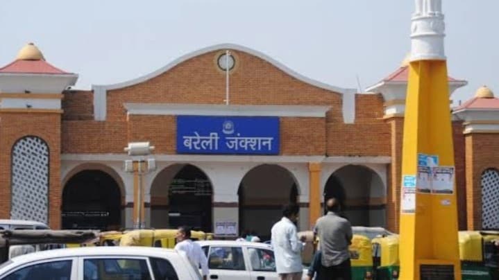 बरेली: RPF इंस्पेक्टर-कैंट चौकी इंचार्ज सस्पेंड, अवैध वेंडर से मोबाइल छीनने का आरोप, हेड क्वार्टर से हुए अटैच