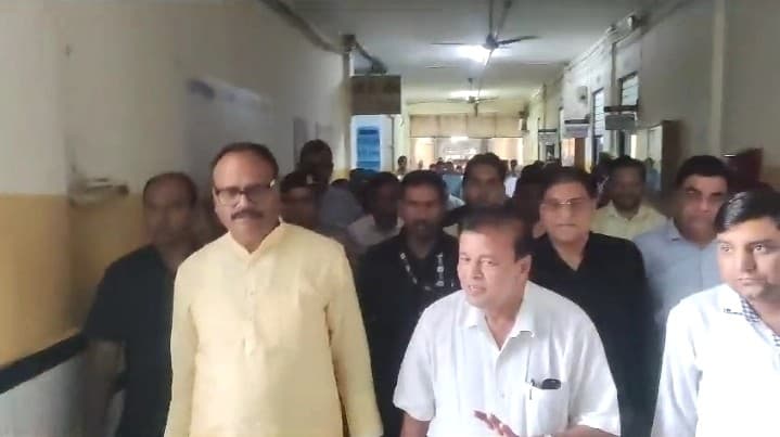 डिप्टी सीएम ब्रजेश पाठक ने मरीजों को बाहर से दवा लिखने पर जताया गुस्सा, बोले-डॉक्टरों पर होगी कार्रवाई