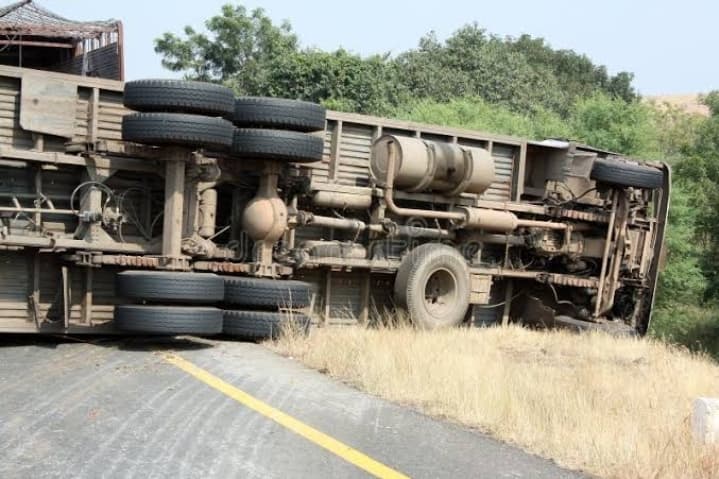 बरेली -लखनऊ हाईवे पर भीषण हादसा, Truck में पीछे से ट्रक ने मारी टक्कर, Driver की मौत, भाई की हालत गंभीर…
