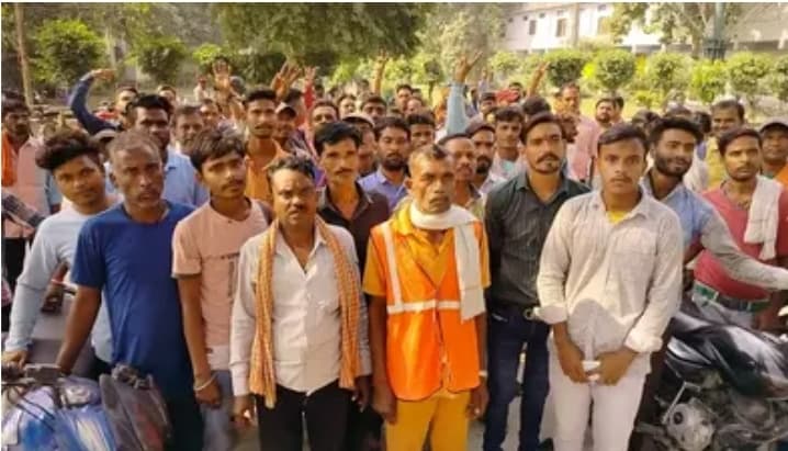 Bareilly : वेतन न मिलने पर बरेली नगर निगम के सफाई कर्मियों का हंगामा, कामकाज ठप कर आंदोलन पर उतरे ...