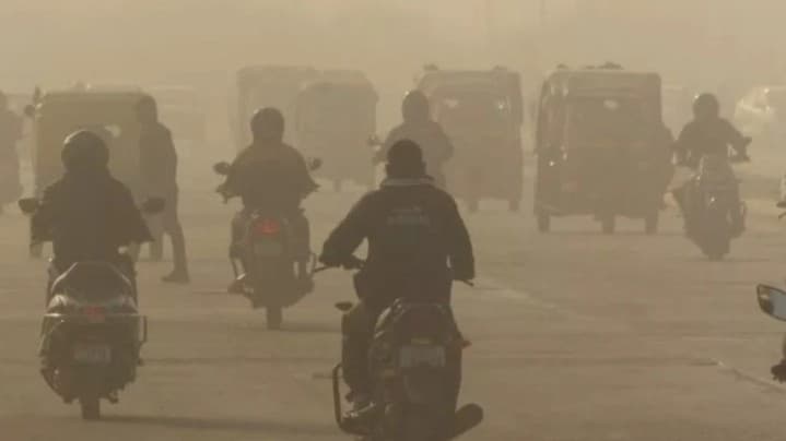 UP Weather AQI Today: यूपी के मेरठ की हवा दिल्ली से भी अधिक जहरीली, कई जिलों में आज बारिश से बदलेगा मौसम