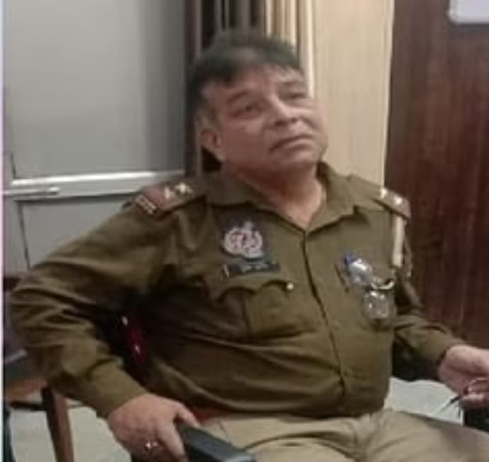 Rampur में पुलिस चौकी इंचार्ज 10 हजार की रिश्वत लेते रंगे हाथ पकड़ा गया, जांच के लिए मांग रहा था पैसा..