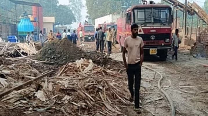 UP News: बरेली की प्लाईवुड फैक्टरी में लगी भीषण आग, लाखों की लकड़ी और सामान जलकर राख, जांच में जुटी पुलिस