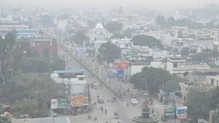 UP Weather AQI Today: यूपी में कम नहीं हो रहा जहरीली हवा का प्रकोप, नोएडा अब भी देश का सबसे प्रदूषित शहर